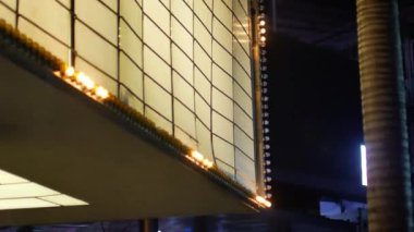 60 'lardan kalma, çalışan ampullü 70' ler ilan panosu.