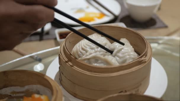 Usando Pauzinhos Para Comer Chinês Cozido Vapor Dim Sum Restaurante — Vídeo de Stock