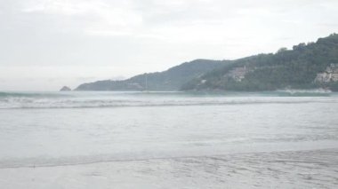 Kumsal kumsalı ve gökyüzü. Yaz günü deniz manzaralı bir yer. Gün ışığında huzurlu deniz olan plaj alanı