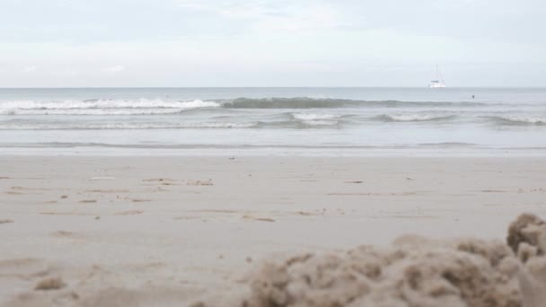 Strandsand Och Himmel Landskapsutsikt Över Strandhavet Sommardagen Strandutrymme Med Lugnt — Stockvideo