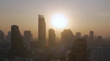 Güneş batarken Bangkok şehrinin kuş bakışı görüntüsü