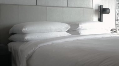 Otel hizmetleri yatak odasına havlu getiriyor.