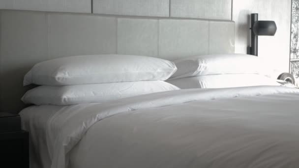 Serviço Manutenção Casa Hotel Traz Toalhas Para Quarto Cama — Vídeo de Stock