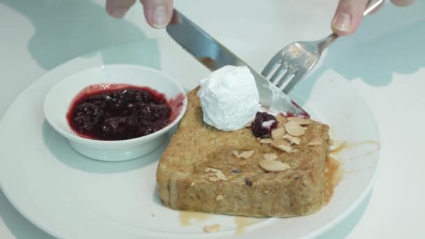 Usando Tenedor Cuchillo Comiendo Dulce Postre Tostado Francés Con Mermelada — Vídeos de Stock