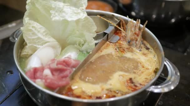 ホットポットアジア料理 トマムスープにエビ入りのしゃぶしゃぶ — ストック動画
