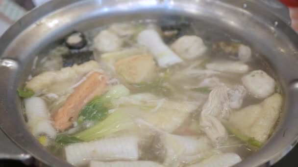 Thai Hot Pot Stil Suki Voller Fischbällchen Gemüse Fleisch Schweinefleisch — Stockvideo