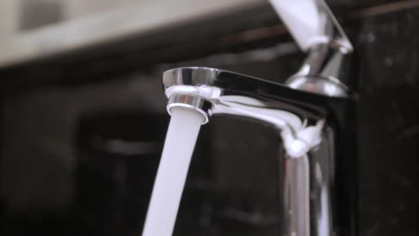 Pov Agua Del Grifo Inodoro Encienda Grifo Agua Del Grifo — Vídeos de Stock