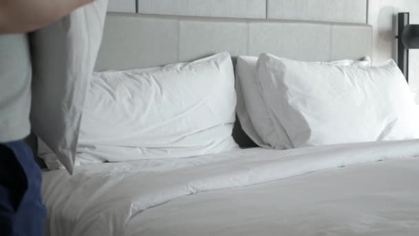 Conceito Serviço Hotel Homem Governanta Arranja Travesseiro Cama Com Folha — Vídeo de Stock