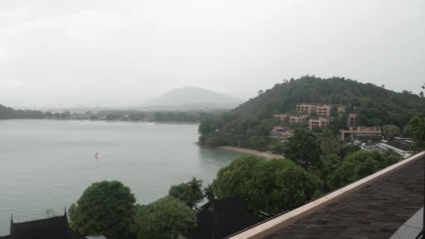 背景山的普吉镇 靠近海滨湾 雨天有海 — 图库视频影像