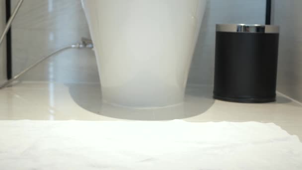 Man När Man Sitter Toaletten Med Avslappning — Stockvideo
