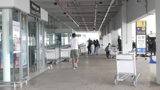Prosince 2021 Phuket Thajsko Pohled Mnoho Aut Přijíždějících Letiště Některými — Stock video