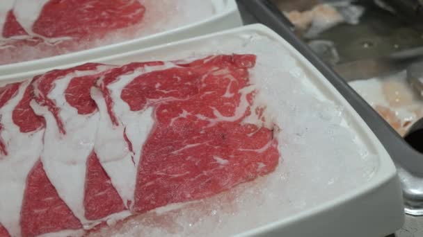 Verwendung Von Rostfreien Essstäbchen Wählen Feine Schneiden Kobe Wagyu Fleisch — Stockvideo