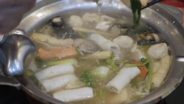泰式火锅 盛满鱼丸 猪肉片 火锅亚洲菜 — 图库视频影像