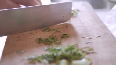 Bıçak kesen bergamot yaprakları kullanarak Asya mutfağı pişirmeye hazırlanın.