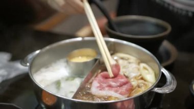 Japon shabu shabu wtih sebze, et, domuz slaytı. Biftek Asya mutfağı.