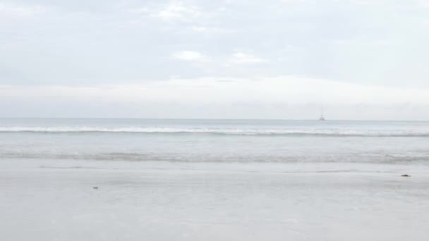 ทรายทะเลชายหาดและท องฟ ของทะเลชายหาดในว นฤด ชายหาดท ทะเลสงบในเวลากลางว แสงแดด — วีดีโอสต็อก