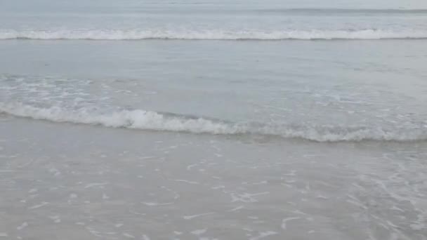 ビーチの海の砂と空 夏の日にビーチの海の風景ビュー 昼間は穏やかな海が広がるビーチスペース — ストック動画