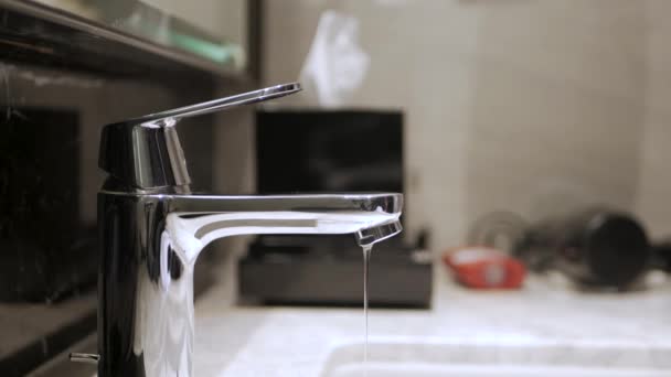 Stänga Stoppa Läckande Kranvatten Från Kranen Toaletten Spara Vatten Spara — Stockvideo