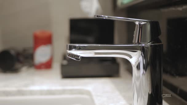 Pov Tap Water Toilet Включить Воду Крана Кухне — стоковое видео