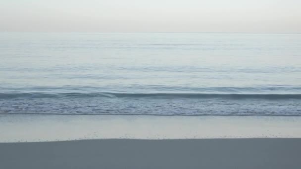 ビーチの海の砂と空 夏の日にビーチの海の風景ビュー 昼間は穏やかな海が広がるビーチスペース — ストック動画