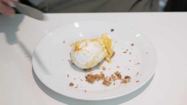 Sağlıklı Yemek Için Beyaz Tabakta Yumurtalı Benedict Hollandaise Soslu Jambonlu — Stok video