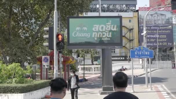 Diciembre 2021 Bangkok Tailandia Personas Cruzando Calle Bangkok — Vídeos de Stock