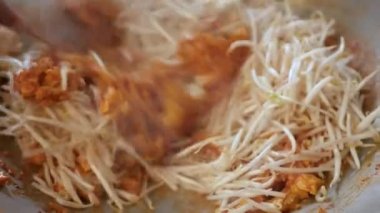 POV mutfakta Pad Thai kızartırken. Tayland 'ın ünlü sokak yemekleri