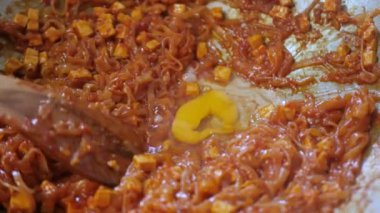 POV mutfakta Pad Thai kızartırken. Tayland 'ın ünlü sokak yemekleri