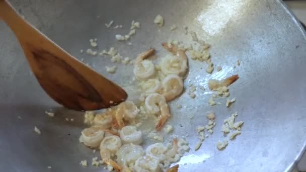 Смаження Свіжих Креветок Подрібненим Часником Сковороді Підготовка Приготування Вуличної Їжі — стокове відео
