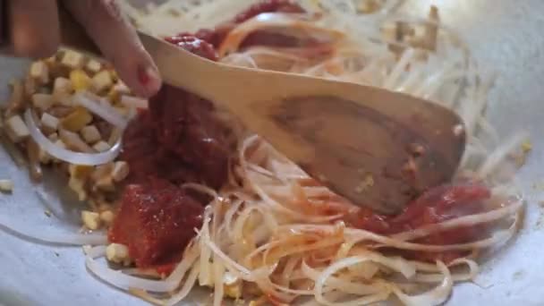 Pov Tijdens Het Koken Fry Pad Thai Keuken Beroemd Straatvoedsel — Stockvideo