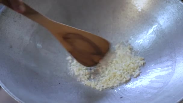 Τηγάνισμα Ψιλοκομμένο Σκόρδο Στο Τηγάνι Προετοιμασία Για Μαγείρεμα Κινέζικο Ταϊλανδέζικο — Αρχείο Βίντεο