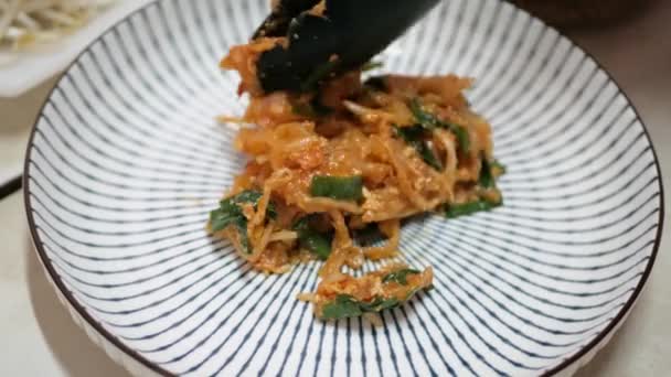 Mettre Padthai Fameuse Cuisine Thaï Traditionnelle Rue Dans Plat Avec — Video