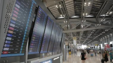 23 Mart 2022: Bangkok, Tayland: Havalimanı kalkış terminali Suvannabhumi Havalimanı 'ndaki uçuş iptal uçuşlu uçuş bilgi panosunun POV' u