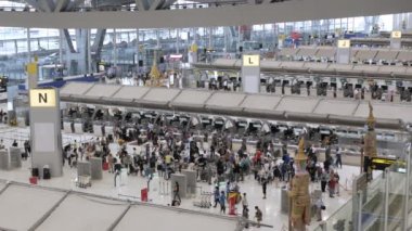 23 Mart 2022: Bangkok, Tayland: POV havaalanının kalkış terminali Suvannabhumi Havalimanı 'nda çok sayıda yolcu yürürken covid salgını