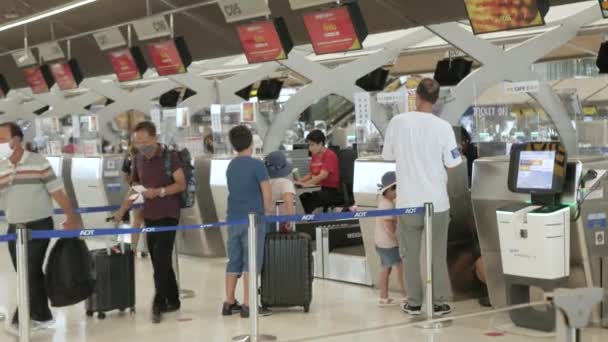 2022年3月23日 泰国曼谷 机场候机楼内的Pov 乘客在禽流感爆发时登记入住 — 图库视频影像