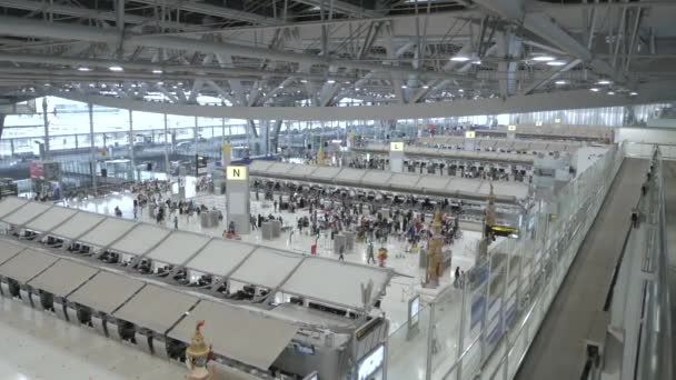 Marca 2022 Bangkok Tajlandia Pov Wewnątrz Terminalu Odlotów Lotniska Suvannabhumi — Wideo stockowe