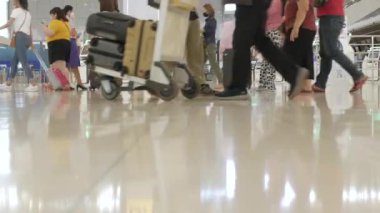 23 Mart 2022: Bangkok, Tayland: POV havaalanının kalkış terminali Suvannabhumi Havalimanı 'nda çok sayıda yolcu yürürken covid salgını
