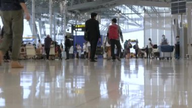 23 Mart 2022: Bangkok, Tayland: POV havaalanının kalkış terminali Suvannabhumi Havalimanı 'nda çok sayıda yolcu yürürken covid salgını