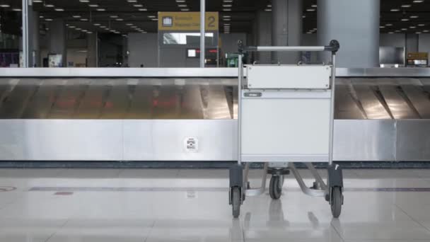空港荷物コンベアベルトの表示 空の手荷物受取ベルト — ストック動画