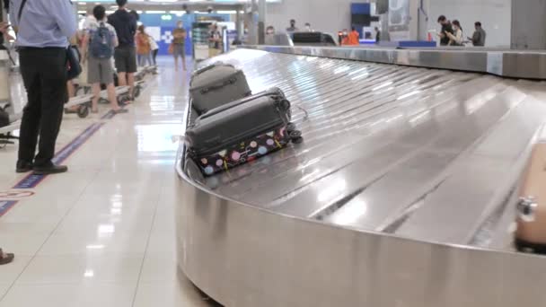 机场行李传送带视图 行李领带上的行李 人们从飞机上出来 等待和挑选他们的手提包和箱子 — 图库视频影像