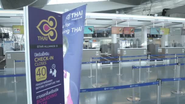 2022年3月24日 プーケット発 タイ航空のチェックインカウンターで 空港出発ターミナル内に旅客がいない状態でのPov19発生 — ストック動画