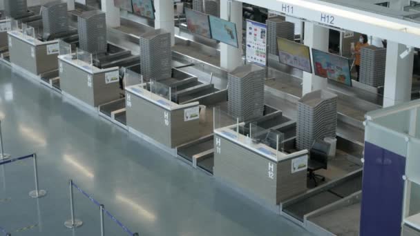 2022年3月24日 泰国普吉 疫情爆发时 机场候机楼内没有乘客 — 图库视频影像