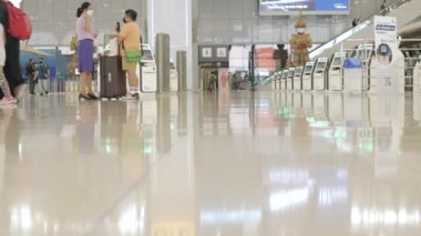 23 Mart 2022: Bangkok, Tayland: POV havaalanının kalkış terminali Suvannabhumi Havalimanı 'nda çok sayıda yolcu yürürken covid salgını