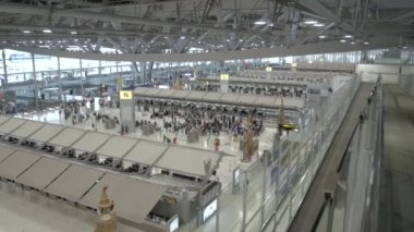 23 Mart 2022: Bangkok, Tayland: POV havaalanının kalkış terminali Suvannabhumi Havalimanı 'nda birçok yolcu ile birlikte, covid salgını
