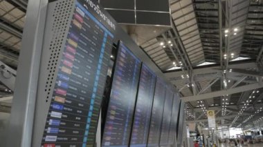 23 Mart 2022: Bangkok, Tayland: Havalimanı kalkış terminali Suvannabhumi Havalimanı içindeki uçuş bilgi panosunun POV 'u