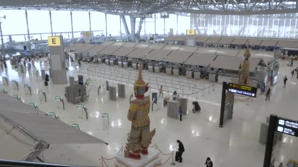 2022年3月23日 バンコク空港発ターミナル内のPov 多数の旅客を抱えながらも大流行 — ストック動画