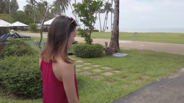Joven Mujer Asiática Llevar Vestido Rojo Llevar Bolso Playa Caminar — Vídeos de Stock