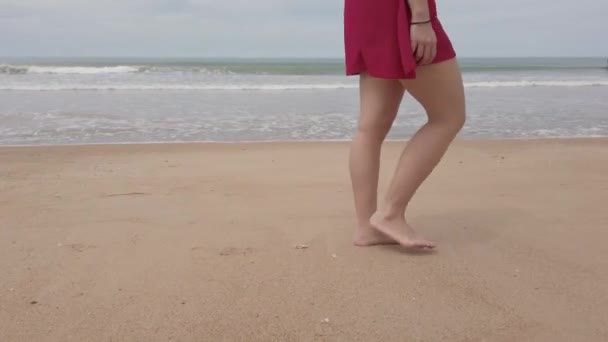放暑假时赤脚在海滩上散步 慢动作时在白沙滩上小腿小腿特写 — 图库视频影像