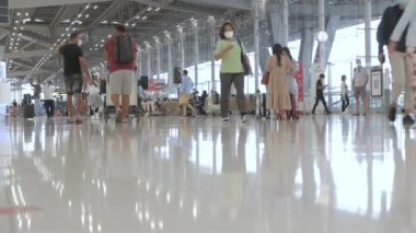 23 Mart 2022: Bangkok, Tayland: POV havaalanının kalkış terminali Suvannabhumi Havalimanı 'nda çok sayıda yolcu yürürken covid salgını