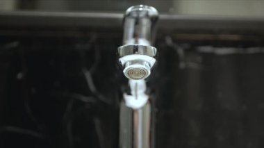 Tuvaletteki musluktan sızan musluğu kapat. Suyu tasarruf et dünya kavramı